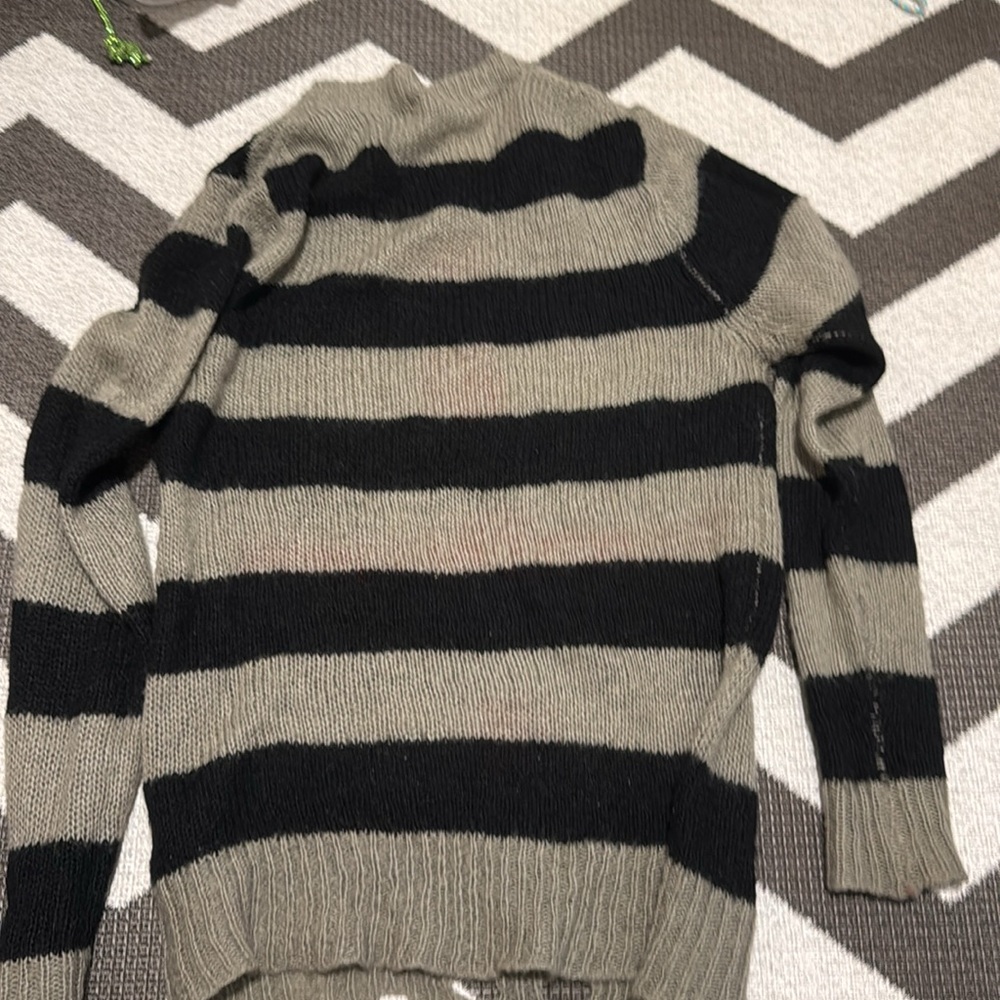 sweater - Picture 3 of 3